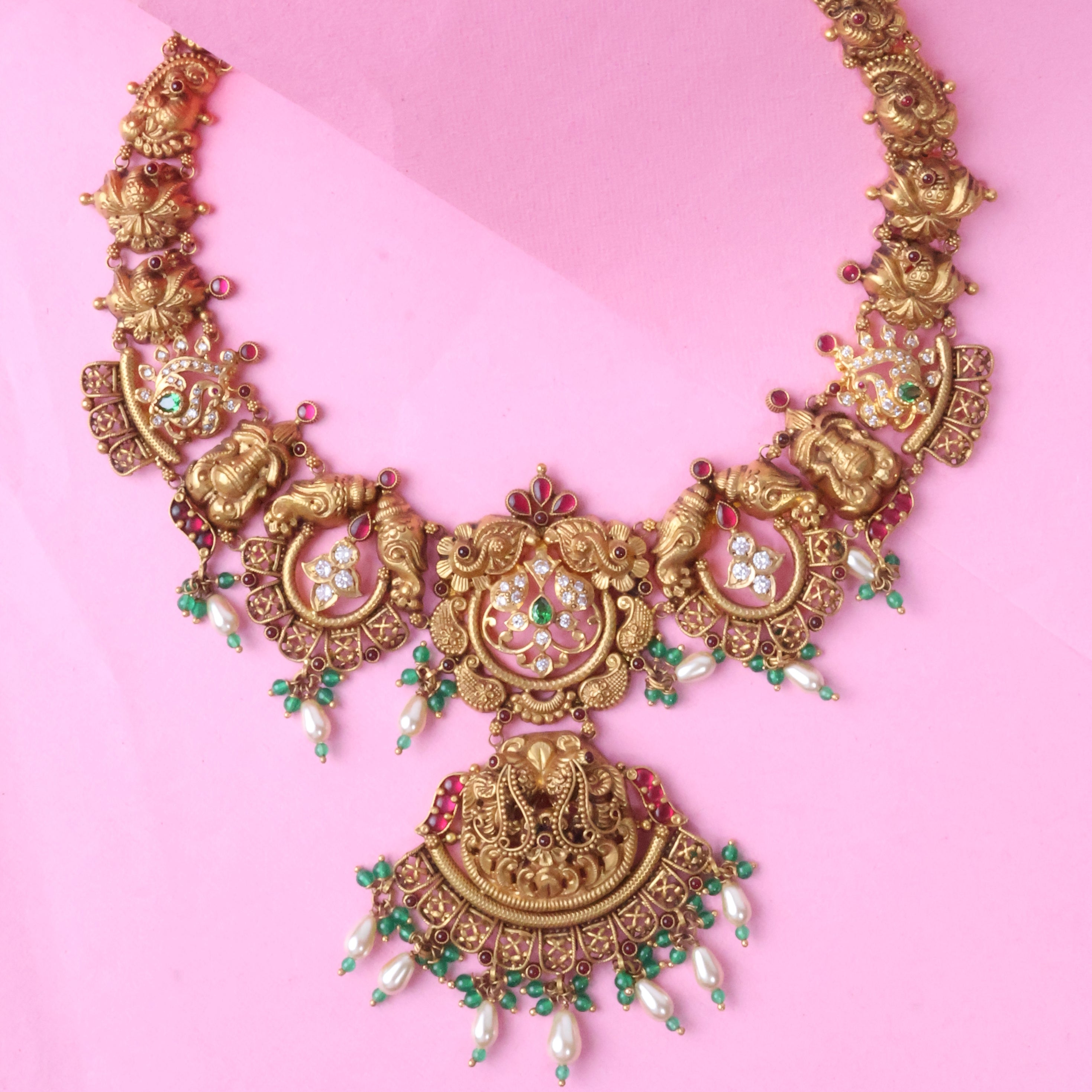 SHORT NECKLACE