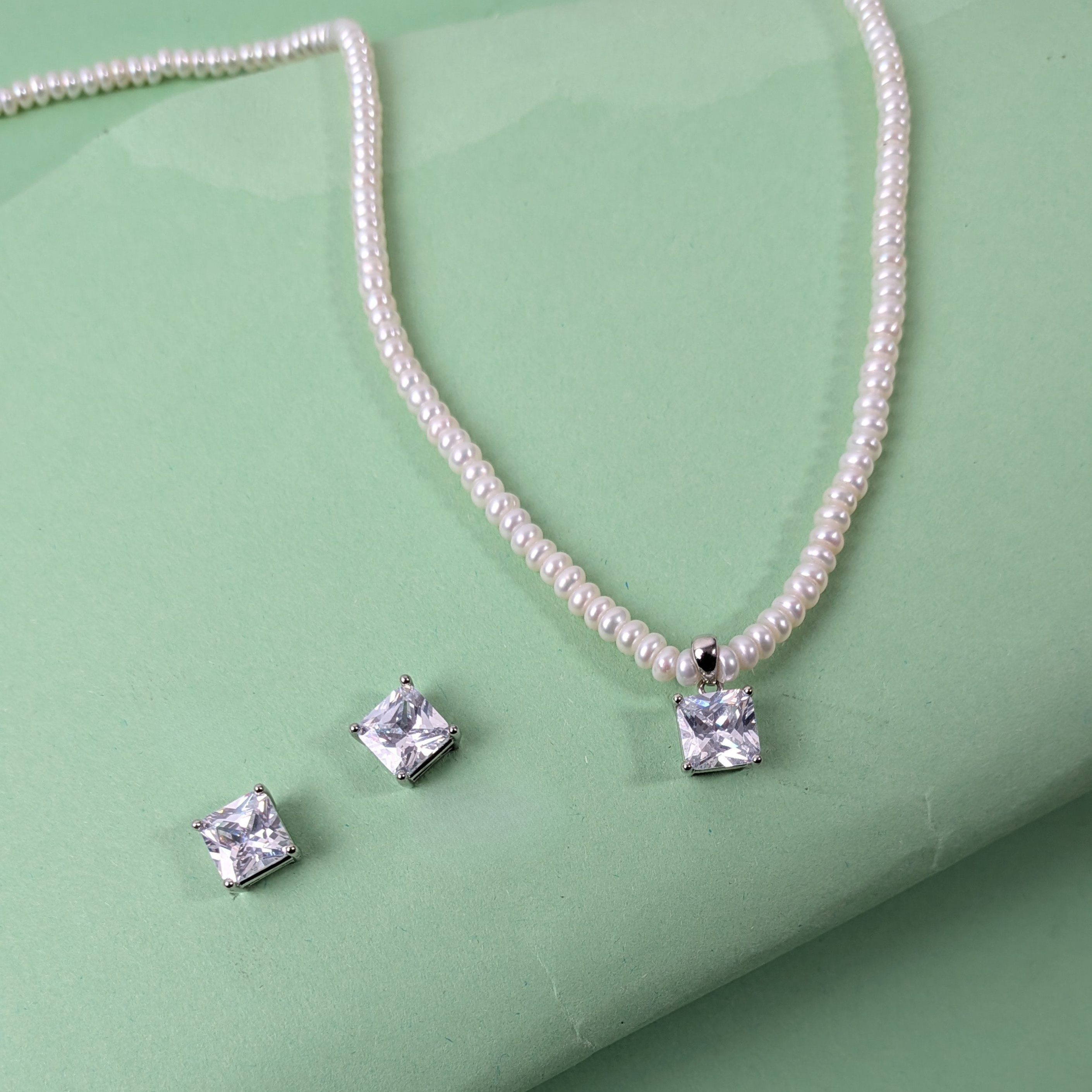 PEARLS LOCKET SET