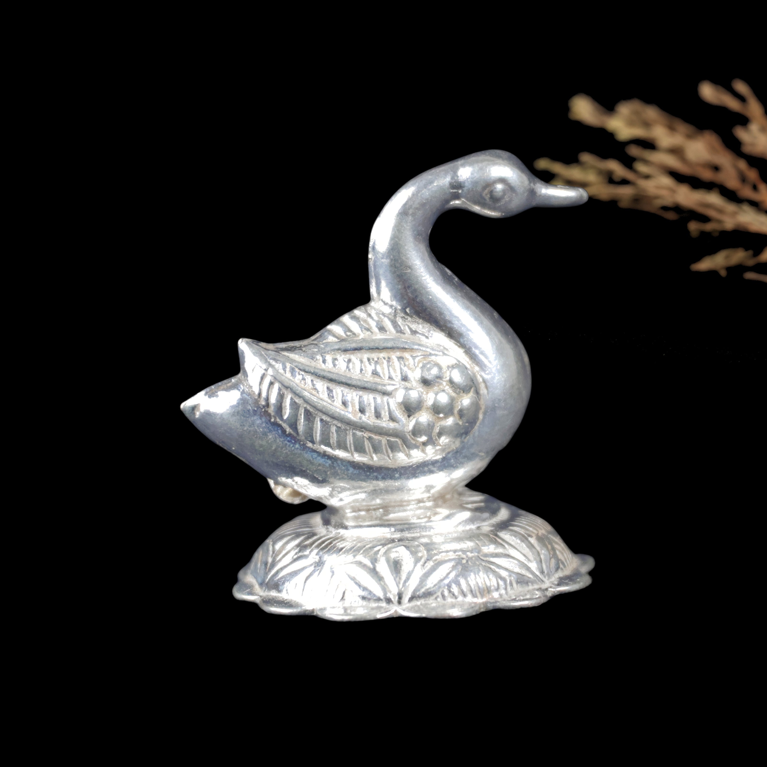 Silver Swan Idol – Symbol of Grace & Purity