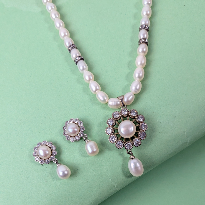 PEARLS NECKLACE SET