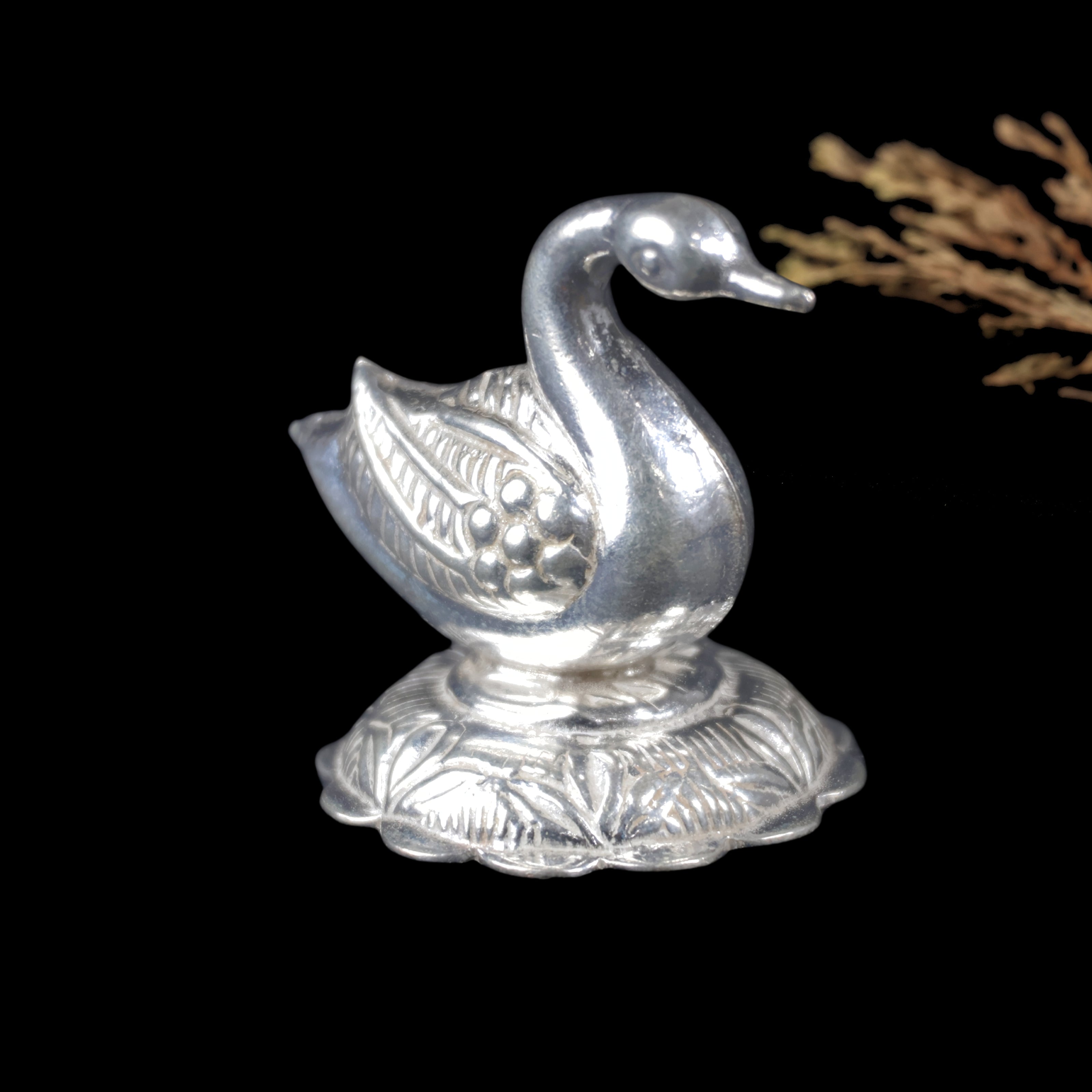 Silver Swan Idol – Symbol of Grace & Purity