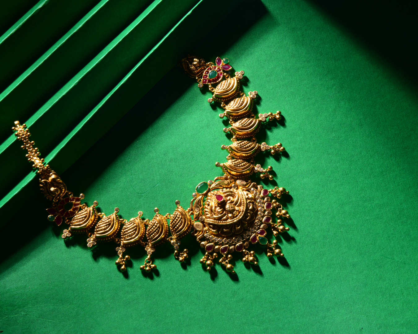 FANCY SHORT NECKLACE