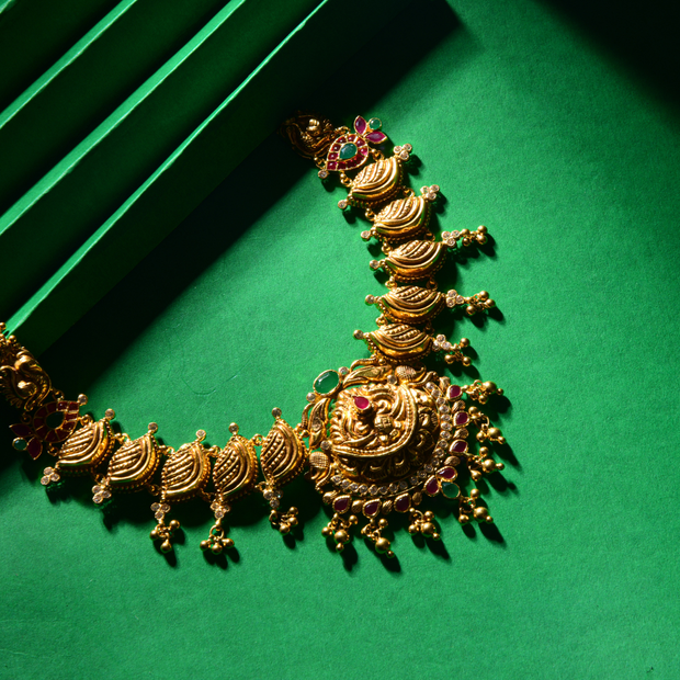 FANCY SHORT NECKLACE