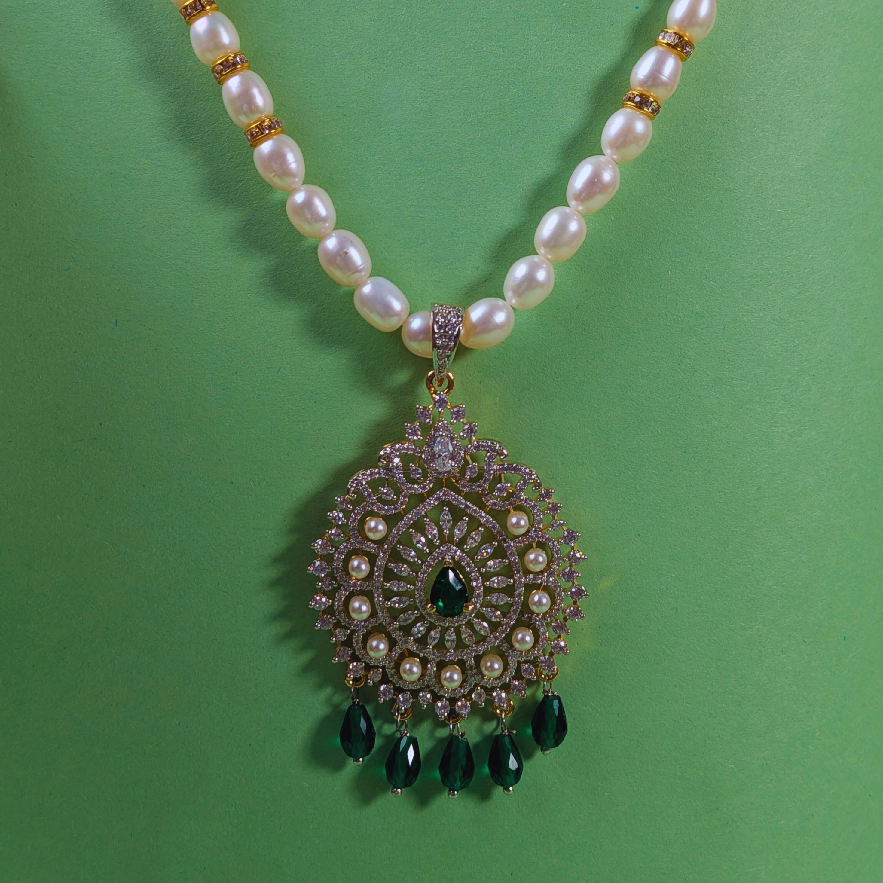 PEARLS LOCKET SET