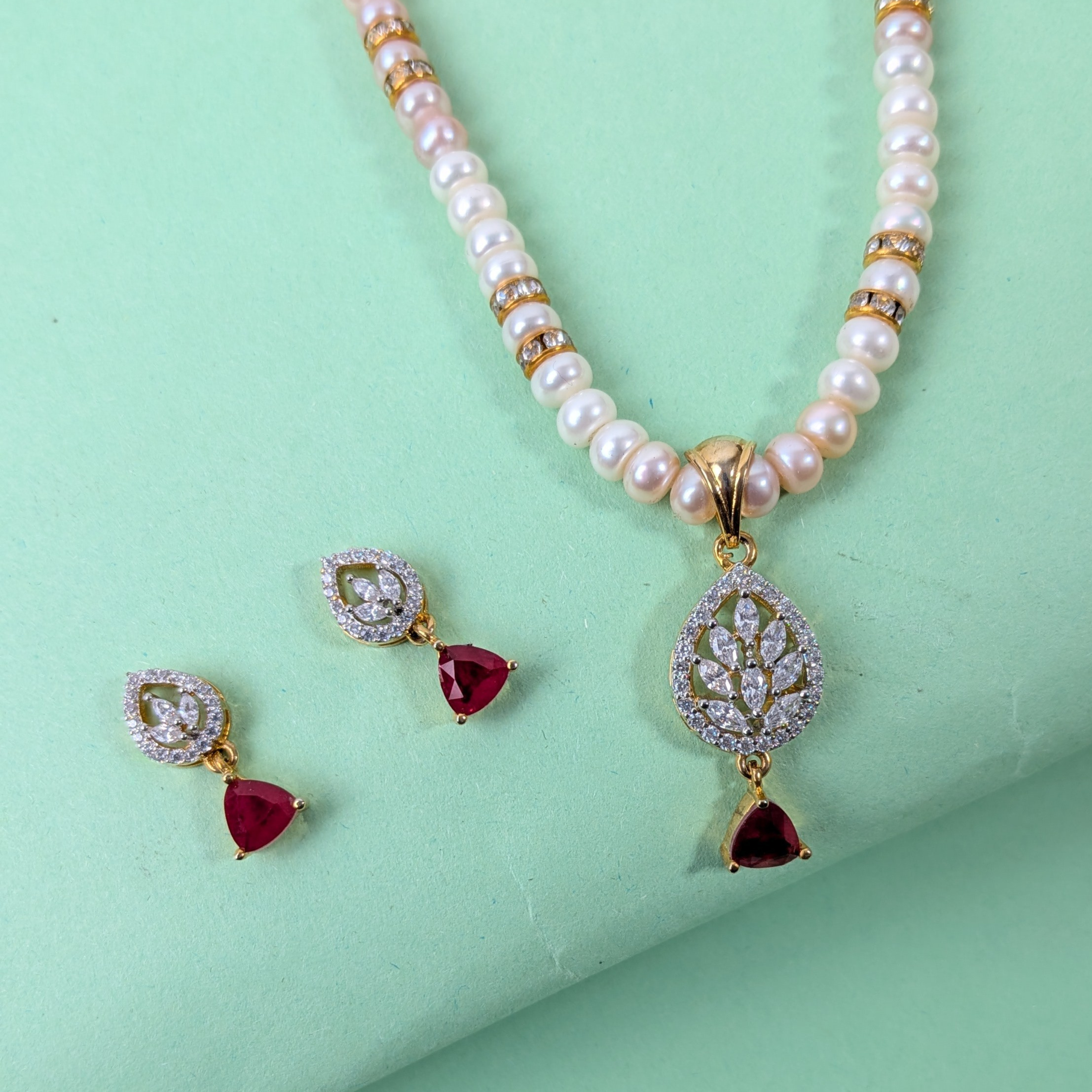 PEARLS LOCKET SET