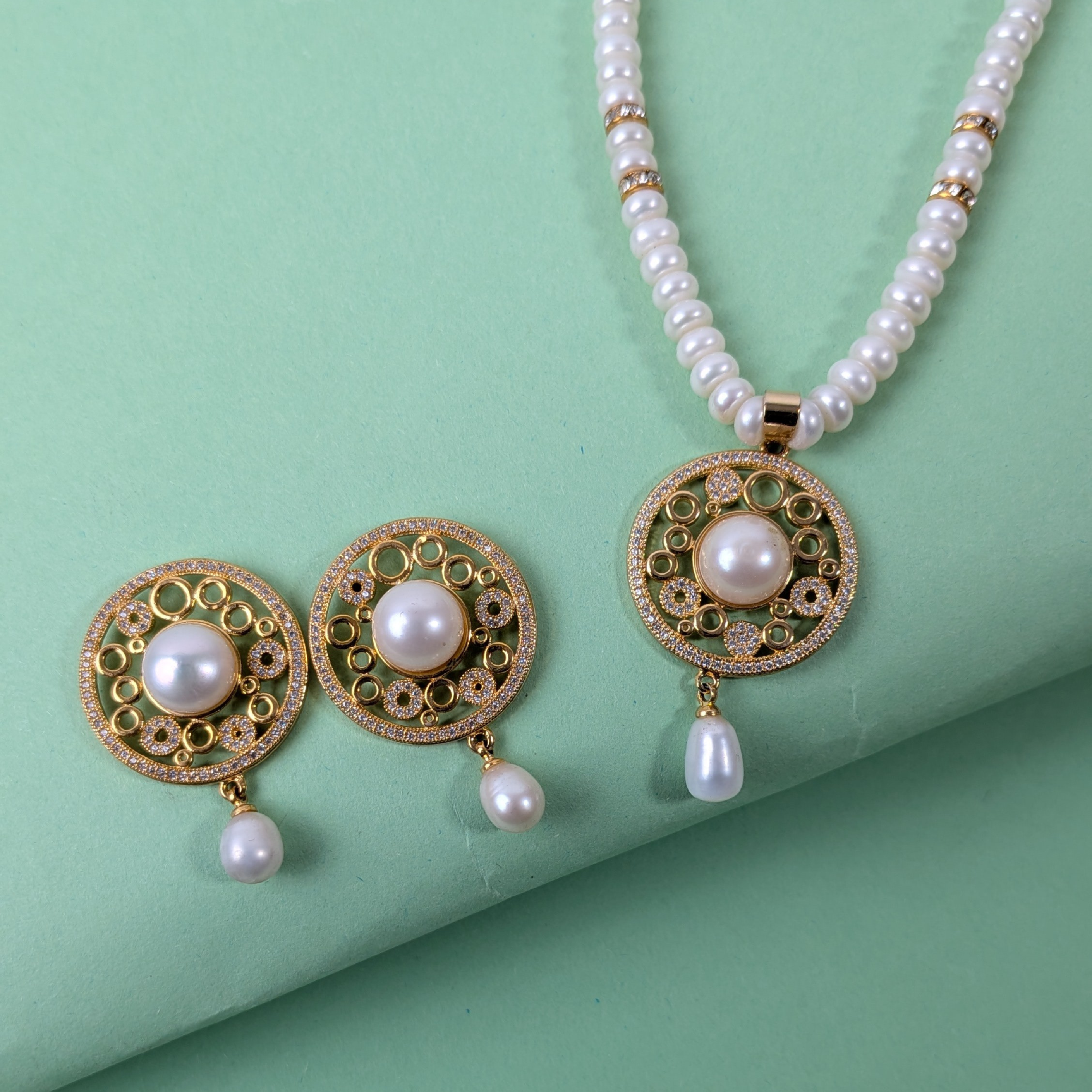 PEARLS LOCKET SET
